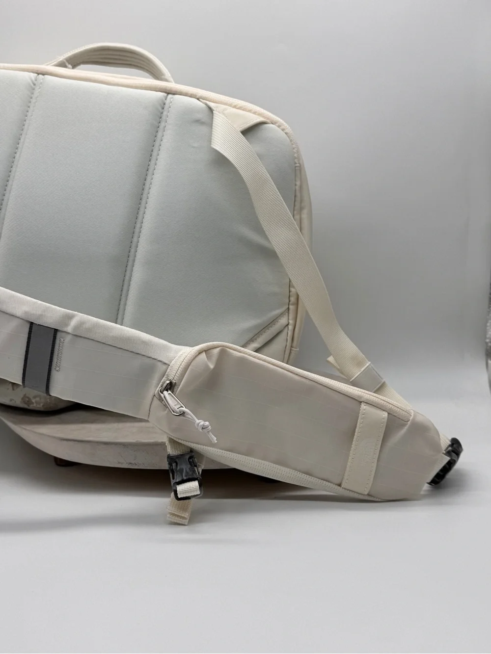 The North Face Base Camp Voyager Sling Bag 11L White Dune Cream Crossbody NWT